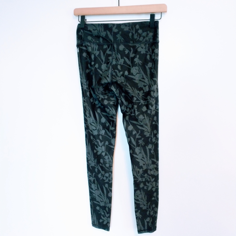 Fabletics grey and black floral pattern leggings size small